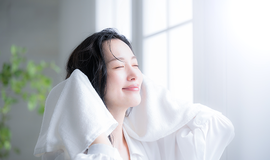 パーティに参加する女性