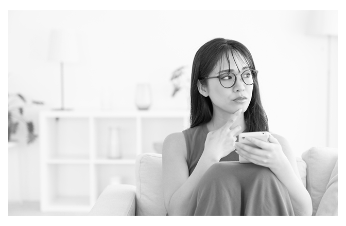 モヤモヤする女性