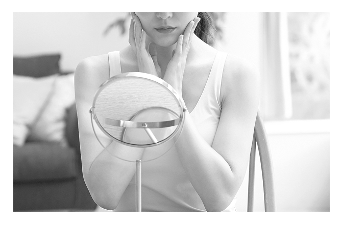 モヤモヤする女性